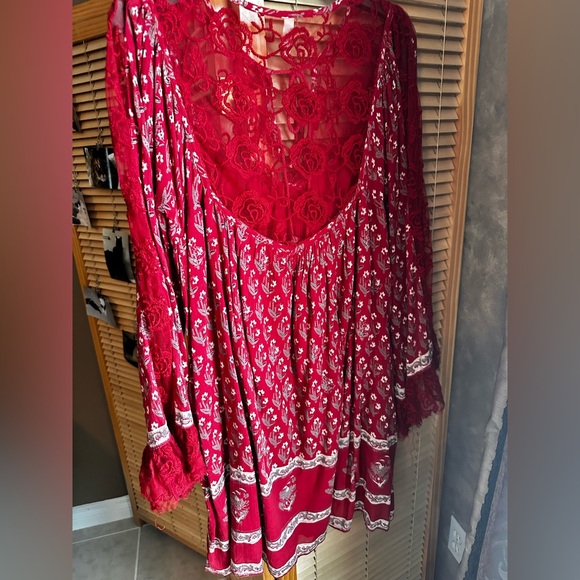 Free People boho mini red floral tunic dress with lace inserts and underlining - Picture 6 of 16